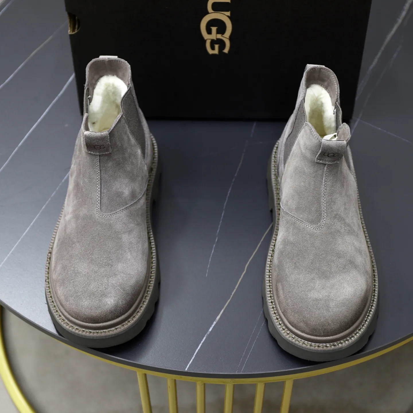 Ex-factory price: 640💰Thick wool imported from Australia Brand: UGG genuine purchasing agent Size: 39-45 Grade: Official website 1:1 Material: First layer of genuine leather waterproof and antifreeze upper Real wool lining Original non-slip soft wear-resistant outsole Style category: Men's casual shoes Trendy style Comfortable on the feet Color: Official website color synchronization